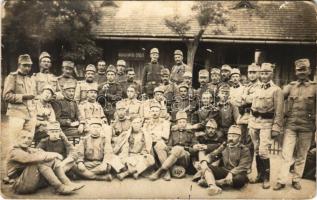 Első világháborús osztrák-magyar katonai tábor, csoportkép a markotányos épület előtt / WWI K.u.k. military camp, soldiers group photo (EK)