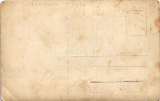 Első világháborús osztrák-magyar katonai tábor, csoportkép a markotányos épület előtt / WWI K.u.k. m...