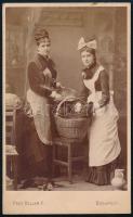 1880 Hölgyek a konyhában, keményhátú fotó Koller budapesti műterméből, 10,5×6,5 cm