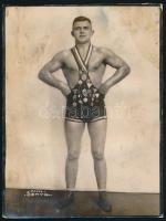 cca 1930 Magyar férfi birkózó érmekkel, kartonra ragasztott Sonya Photo, foltos, 23,5×17,5 cm