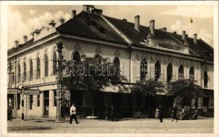 1942 Zombor, Sombor; Vadászkürt szálloda, rendőr, automobil, útjelző tábla. Schlotzer József kiadása / hotel, policeman, signpost