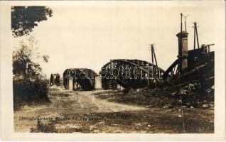 Chernivtsi, Czernowitz, Cernauti, Csernyivci (Bukovina, Bukowina); Zerstörte Brücke / Felrobbantott híd romjai / WWI K.u.K. military, ruins of a blown-up bridge. photo
