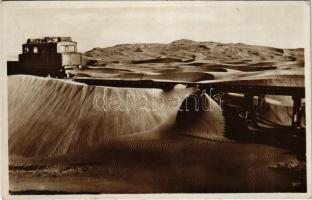 Lüderitzbucht, In der Namib-Wüste. Woermann-Linie Deutsche Ost-Afrika-Linie / Lüderitz-öböl, a Namib-sivatagban. Sivatagi homokra telepített vasúti sínpár, dúcolt híd alátámasztás / In the Namib Desert, railway tracks, train (EK)