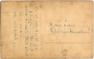 Kislány babával. Kis Pál koszorús fényképész mester műterme felvétele. Budapest VII. Király utca 51....