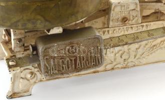 Salgótarjáni fém mérleg, sérült tányérokkal, kopott, réz súllyal, h: 33cm