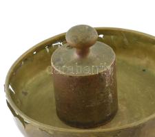 Salgótarjáni fém mérleg, sérült tányérokkal, kopott, réz súllyal, h: 33cm