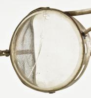 Védőszemüveg, fém drót kerettel, az egyik üveglencse sérült