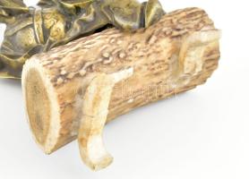 Kínai bölcs réz szobor, csont kézzel, egyik letört, törött fán. 12 cm