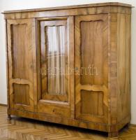 Nagy méretű három ajtós antik ruhás szekrény. Intarziás, faragott, fa. 193x181 cm. Csak személyes átvétel. Nem postázzuk, nem szállítjuk