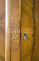 Nagy méretű három ajtós antik ruhás szekrény. Intarziás, faragott, fa. 193x181 cm. Csak személyes át...