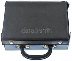 Fekete műbőr, kis alakú éremtartó koffer 9 tálcával, összesen 236 férőhellyel (+ egy osztatlan tálca...