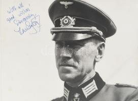 Max von Sydow (1929-2020) svéd színész autográf aláírása őt ábrázoló fotón (egyik filmjéből, ahol náci tisztet alakít), a hátoldalon pecséttel jelzett (Mafilm Foto, Endrényi Egon felvétele), 24x18 cm / Autograph signature of Max von Sydow Swedish actor