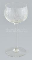 Csiszolt mintás talpas kristály likőrös pohár szett, 8 darabos, minimális kopottsággal, jelzés nélkü...