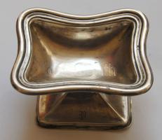 Múlt század eleji ezüst fűszertartó 6,5cm-es szélességgel 33g