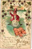 1903 Boldog új évet! Dombornyomott litho törpével és malacokkal / New Year greeting, Art Nouveau ambossed litho with dwarf and pigs, silk card (Rb)