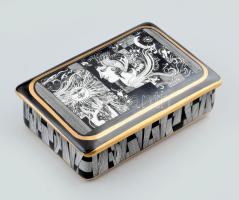 Hollóházi Szász Endre által tervezett porcelán doboz. Matricás, jelzett, kis kopásokkal. 9x14 cm