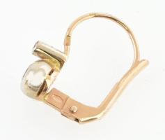 14 fehér és sárga arany (Au) button fülbevaló gyémánttal. ca 0,24 ct jelzett br: 2,6 g