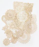 7 darab horgolt terítő, díszes, szép állapotban, h: 12-40 cm