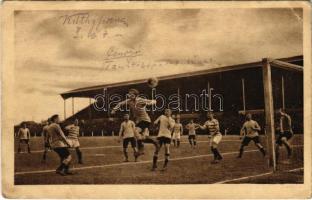 1923 FTC-MTK labdarúgó mérkőzés 1913 március 16-án. Corner helyzet, Bíró Gyuszi gyönyörű fejessel véd. Kiadja a 'Klasszikus pillanatok vállalata' 7. sz. / Hungarian football match (ázott / wet damage)