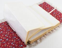 Nagyméretű képeslap- / fotóalbum, virágmintás vászonborítással, csipke díszítéssel, 33x30 cm