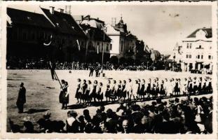 1940 Kézdivásárhely, Targu Secuiesc; bevonulás, a római katolikus dalárda felvonulása. Lénárd féyképész / entry of the Hungarian troops, parade of the choir. photo (fl)