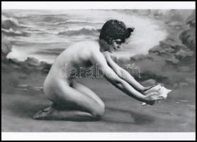 cca 1920 ,,Kagylózó" hölgyek, az egyik felvétel szolidan erotikus, 2 db modern nagyítás, 15x21 ...