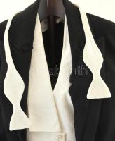 Antik frakk és szobainas. Komplett frakk piké mellénnyel, nadrággal, csokornyakkendővel, közepes mér...