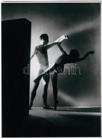 1940 Munkácsi Márton (1896-1963) fotóriporter és fotóművész Balett című alkotása nyomán készült 1 db modern nagyítás, a néhai Lapkiadó Vállalat központi fotólaborjának archívumából, 21x15 cm