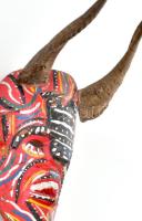 Faragott és festett fa maszk szarvakkal, kopásokkal, m: 38 cm