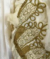 Fehér női díszmagyar kompletten gyöngyös mentével, pártával, hosszú szoknyával. Korabeli állványon