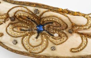 Női díszmagyar mente és két darab párta . Arany sujtásos bársony, párták kissé sérültek