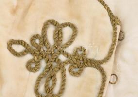 Női díszmagyar mente és két darab párta . Arany sujtásos bársony, párták kissé sérültek