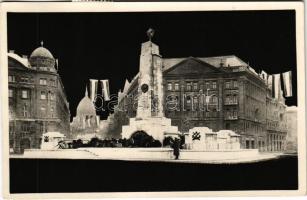 Budapest V. Szabadság téri emlékmű esti világításban1950