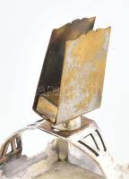 Art deco hamuzó.
Elegáns asztali hamuzó, ezüstözött alpakka, emelvényen, szolid mintájú gyufatartóv...