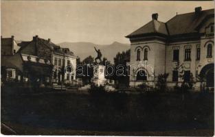 Vulkán, Zsivadejvulkán, Vulcan; Scoala primara a societatii miniera Petrosani / petrozsényi bányásztársaság általános iskola, hősök szobra / school of the mine, military heroes statue. photo (EK)