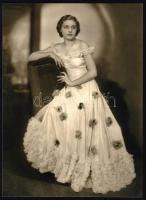 1935 R. Jeney Anka divatfotói bálozó hölgyekről, 3 db modern nagyítás, 21x15 cm és 15x10 cm