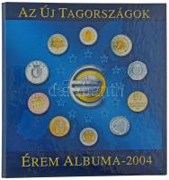 "Az Új Tagországok Érem Albuma 2004" gyűrűs érmetartó album 5db berakólappal, különböző méretű érmék számára. Használt, jó állapotban.