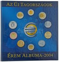 Az Új Tagországok Érem Albuma 2004 gyűrűs érmetartó album 5db berakólappal, különböző méretű érmék számára. Használt, jó állapotban.