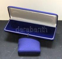 2db nagyalakú díszdoboz, dobozonként 4 férőhellyel, 28mm és 40mm átmérőjű érmékhez, apró szépséghibával, használatlan, eredeti csomagolásban