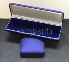 2db nagyalakú díszdoboz, dobozonként 4 férőhellyel, 28mm és 40mm átmérőjű érmékhez, használatlan, eredeti csomagolásban