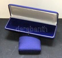 2db nagyalakú díszdoboz, dobozonként 4 férőhellyel, 28mm és 40mm átmérőjű érmékhez, használatlan, eredeti csomagolásban