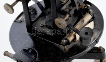 cca 1920 Süss Budapest teodolit, korának megfelelő szép állapotban, jelzéssel, m: 36 cm