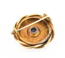 14K arany (Au) bross gyémántokkal és zafírral. Jelzett. Br 6,49 g d: 26 mm