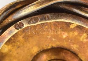 14K arany (Au) bross gyémántokkal és zafírral. Jelzett. Br 6,49 g d: 26 mm