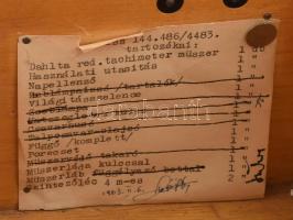 Carl Zeiss Jena Dahlta 020 teodolit, szép állapotban, fa dobozában, 15 darabos mérőkaró készlettel, ...