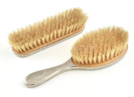 Mausi jelzéssel, alpakka borítású kefe pár, szép állapotban, h: 13-17,5 cm