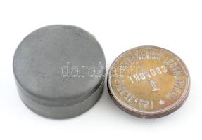 Lágymányosi Dohánygyár bronz pecsétnyomó fém dobozban, kopásokkal, d: 3,5 cm