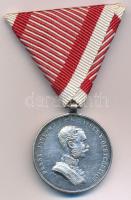 1914. Ferenc József II. osztályú Ezüst Vitézségi Érem eltérő portréval, jelzetlen Ag kitüntetés, modern mellszalagon T:XF Hungary 1914. Silver Gallantry Medal, 2nd Class Ag decoration without hallmark, with modern ribbon C:XF  NMK 133.