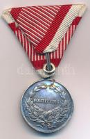 1917. "Károly Ezüst Vitézségi Érem II. osztálya" peremen jelzett Ag kitüntetés modern mell...