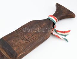 Régi mángorlófa címer vésettel, nemzeti színű szalaggal átkötve, h: 85 cm